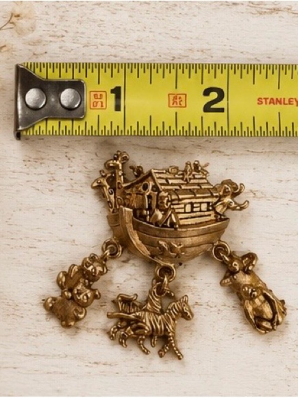 VINTAGE AVON Noah's Ark Brooch
Gold Tone Dangle Charm Pin - Picture 3 of 5